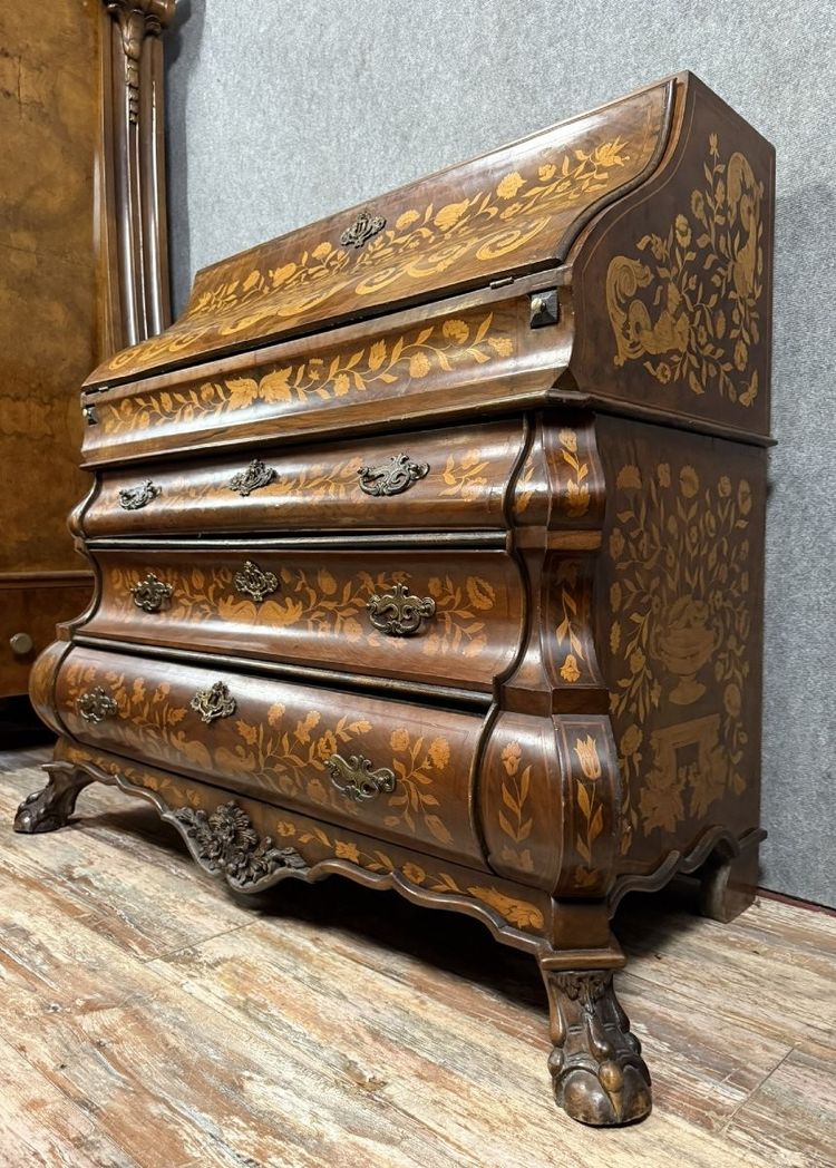 Olanda XVIII secolo : Importante cassettone Scribanne in legno modellato