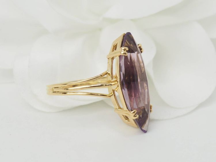 Anello marquise in oro giallo e ametista