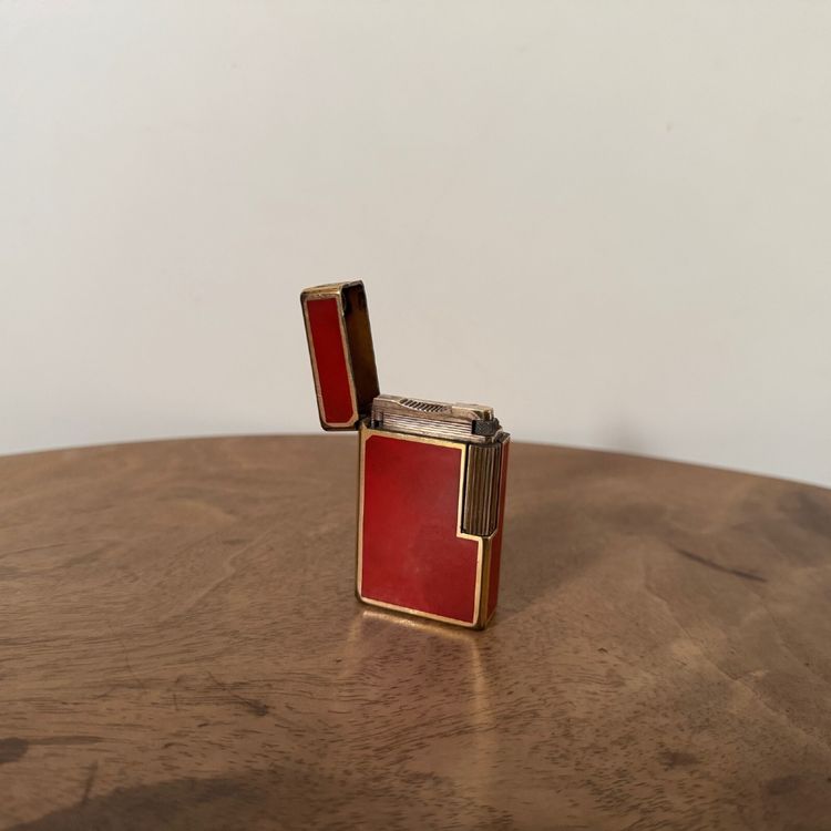 Feuerzeug Dupont aus rotem Lack Monogramm JB Paris made in France