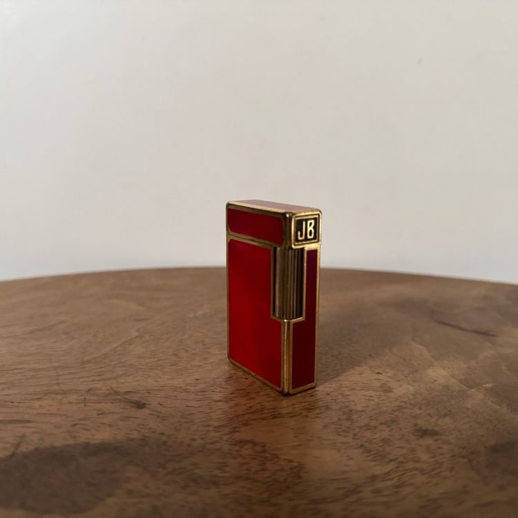 Feuerzeug Dupont aus rotem Lack Monogramm JB Paris made in France