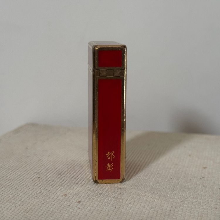 Feuerzeug Dupont aus rotem Lack Monogramm JB Paris made in France