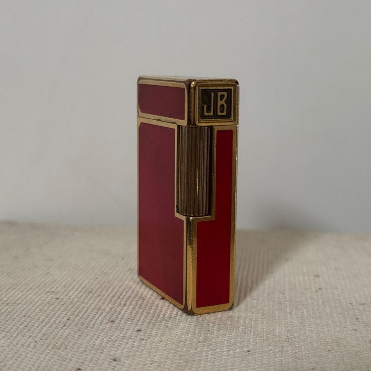 Feuerzeug Dupont aus rotem Lack Monogramm JB Paris made in France
