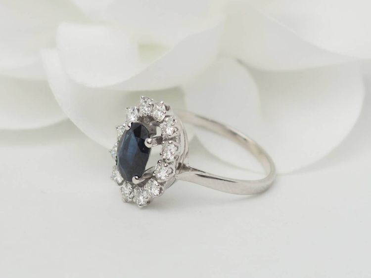 Anello Margherita in oro bianco, zaffiro e diamanti