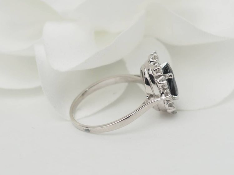 Anello Margherita in oro bianco, zaffiro e diamanti