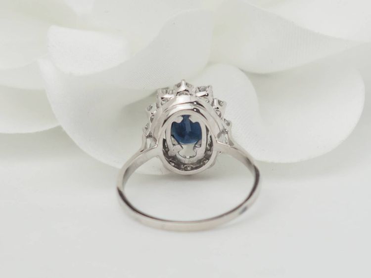 Anello Margherita in oro bianco, zaffiro e diamanti