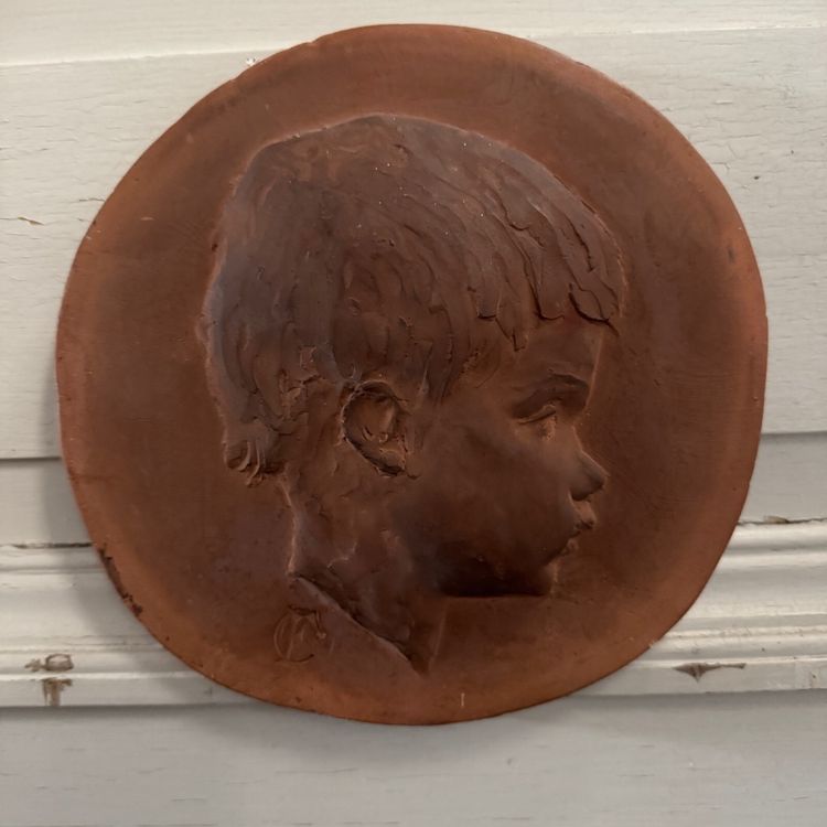 Medaglione in terracotta di Charles Filleul, profilo di un bambino, XX secolo