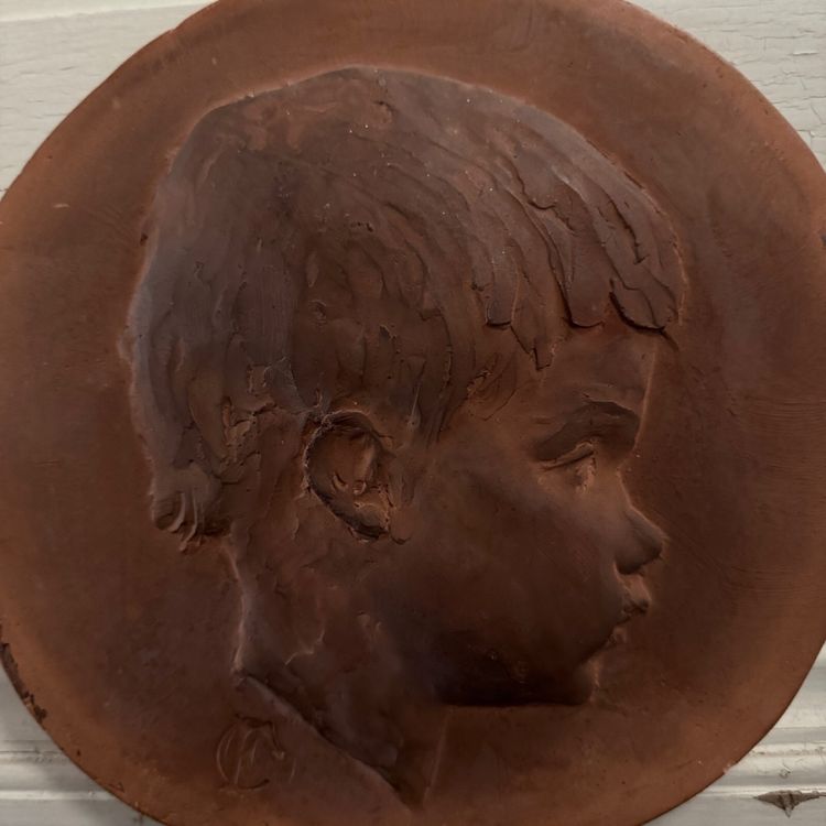Medaglione in terracotta di Charles Filleul, profilo di un bambino, XX secolo