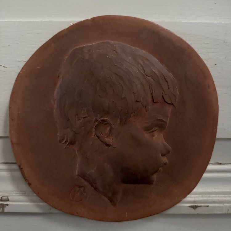 Medaglione in terracotta di Charles Filleul, profilo di un bambino, XX secolo