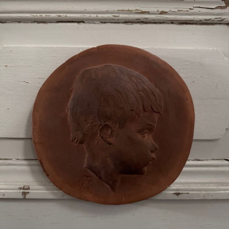 Medaglione in terracotta di Charles Filleul, profilo di un bambino, XX secolo