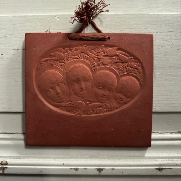 Targa in terracotta "Voci allegre" di Anie Mouroux, 1938