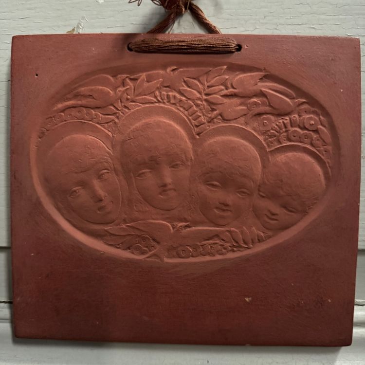Targa in terracotta "Voci allegre" di Anie Mouroux, 1938