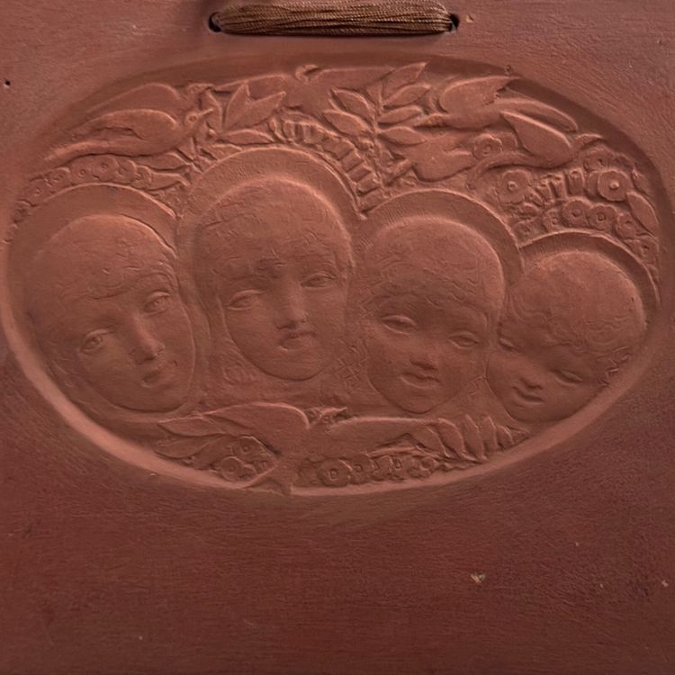 Targa in terracotta "Voci allegre" di Anie Mouroux, 1938