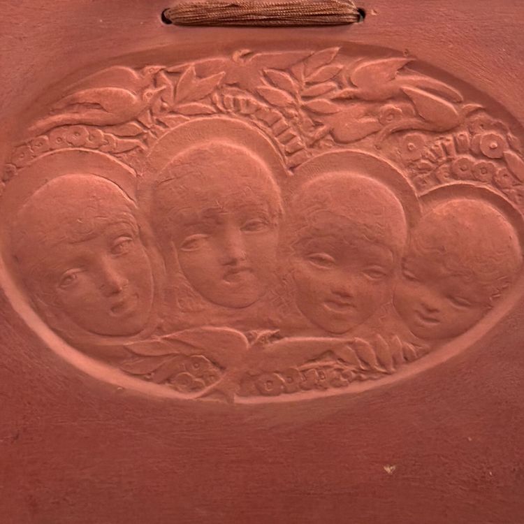 Targa in terracotta "Voci allegre" di Anie Mouroux, 1938