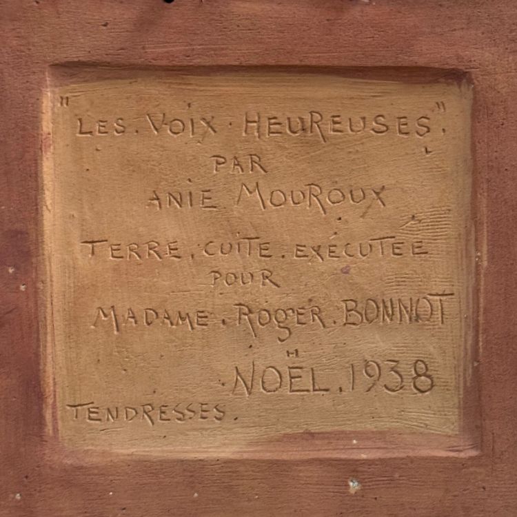 Targa in terracotta "Voci allegre" di Anie Mouroux, 1938