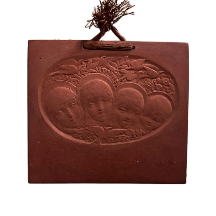 Targa in terracotta "Voci allegre" di Anie Mouroux, 1938