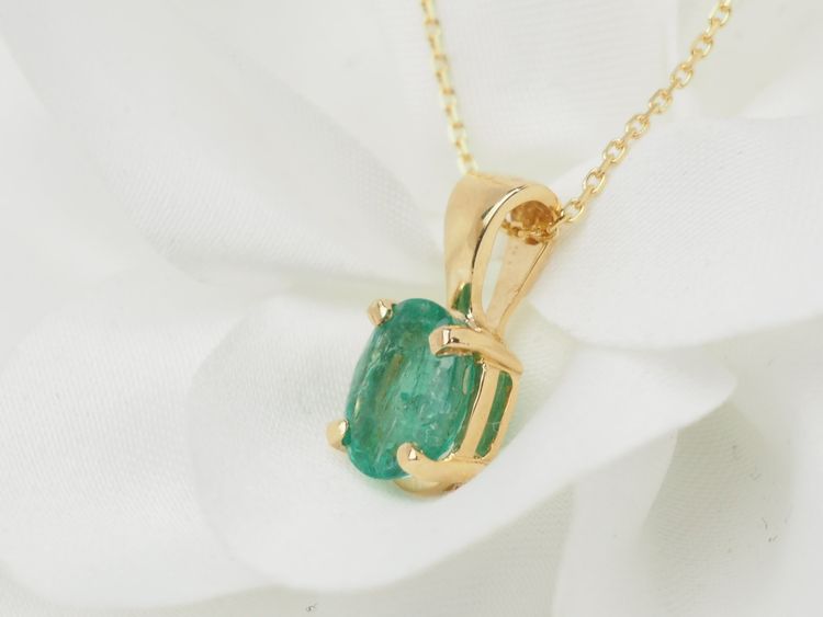 Collier solitaire en or jaune et émeraude