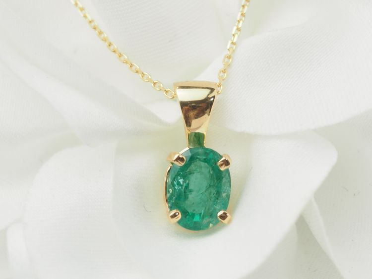 Collier solitaire en or jaune et émeraude