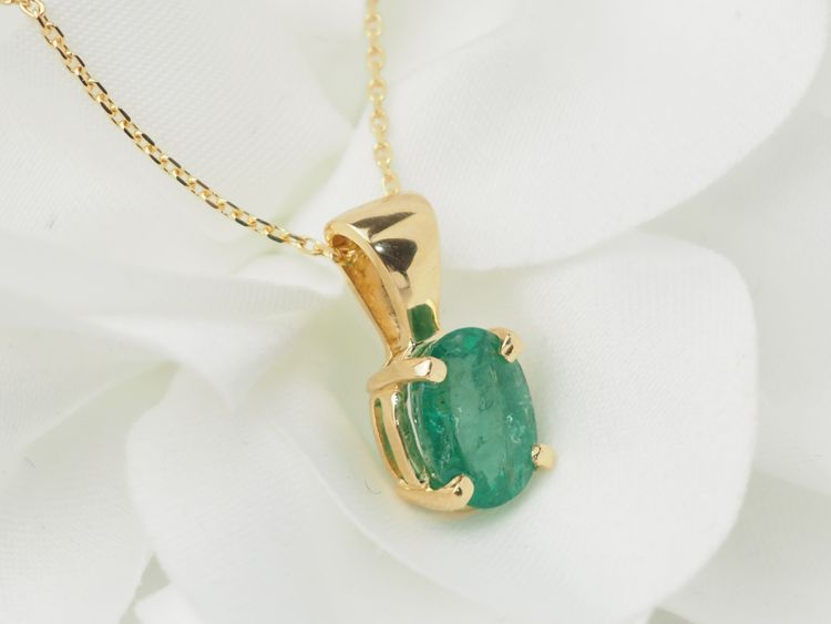 Collier solitaire en or jaune et émeraude