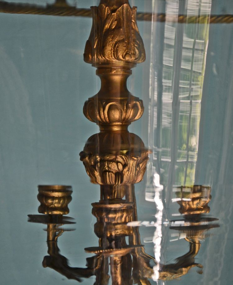 Laterne aus mundgeblasenem Glas und vergoldeter Bronze