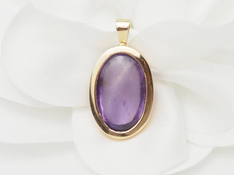 Anhänger aus Gelbgold und Amethyst-Cabochon