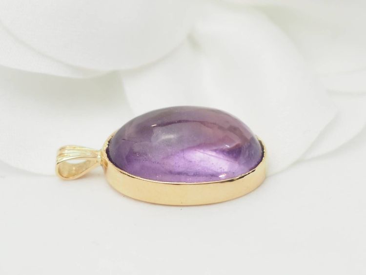 Anhänger aus Gelbgold und Amethyst-Cabochon