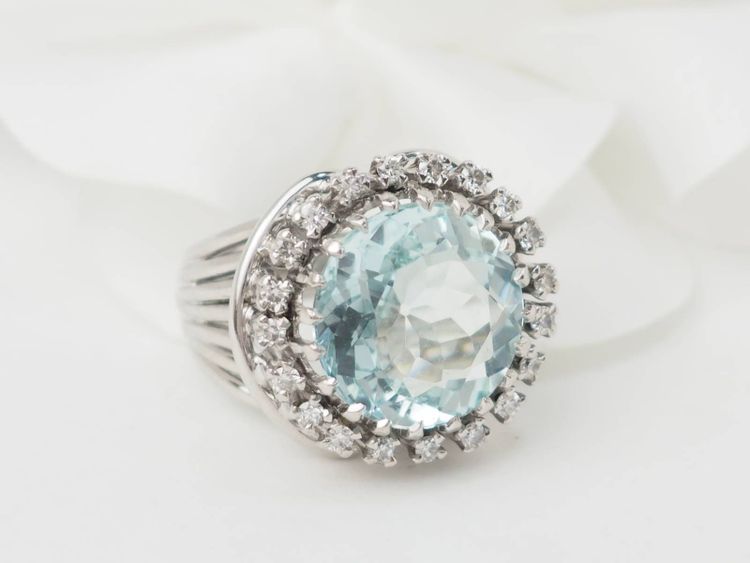 Large ring in white gold, platinum, aquamarine and diamonds