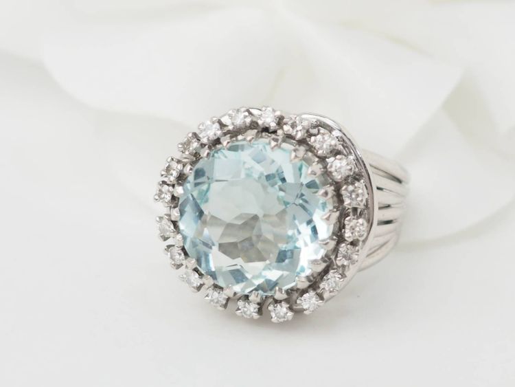 Large ring in white gold, platinum, aquamarine and diamonds