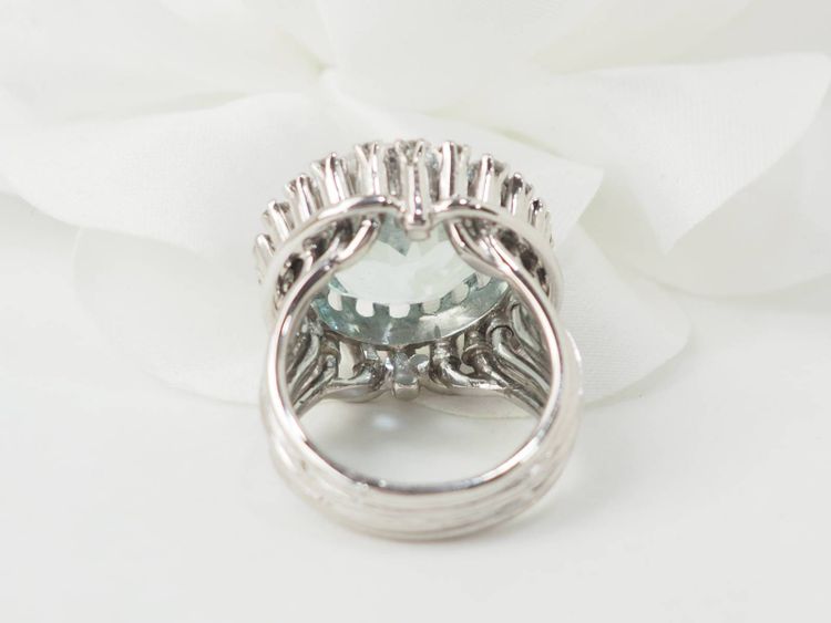 Large ring in white gold, platinum, aquamarine and diamonds