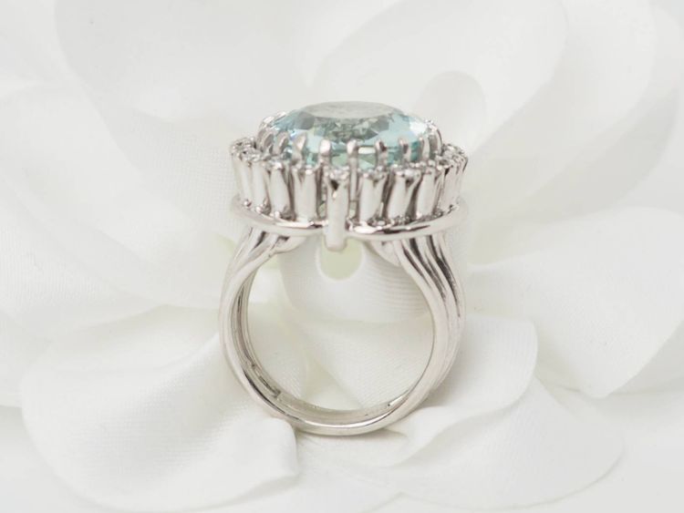 Large ring in white gold, platinum, aquamarine and diamonds