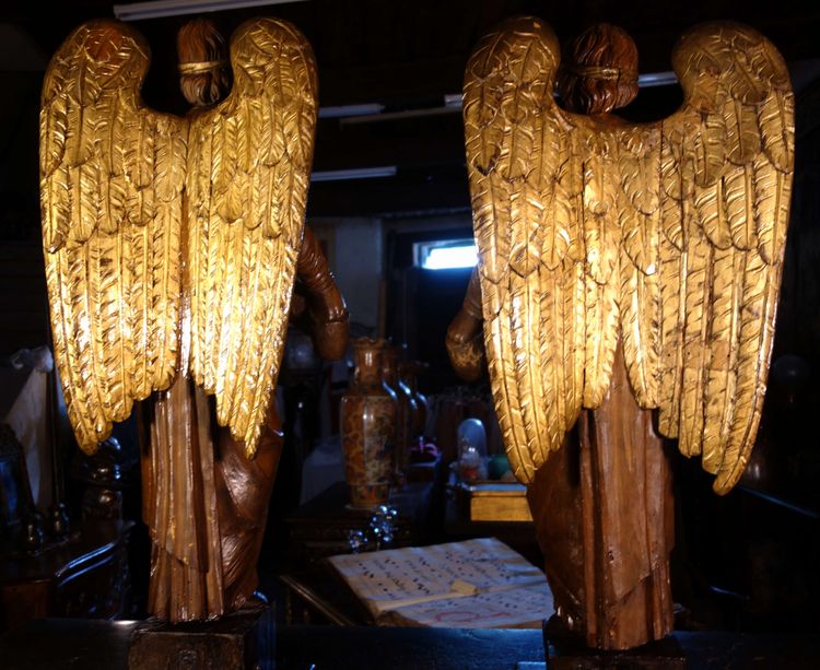 Large pair of gilded solid wood angels, 18th century