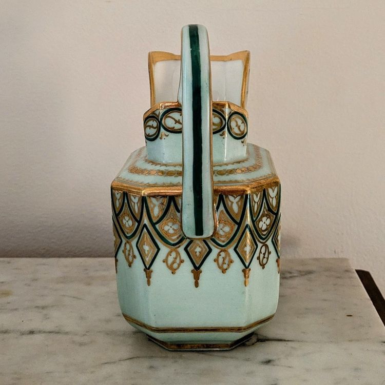 Paris, Restoration period - porcelain milk jug - troubadour, à la cathédrale