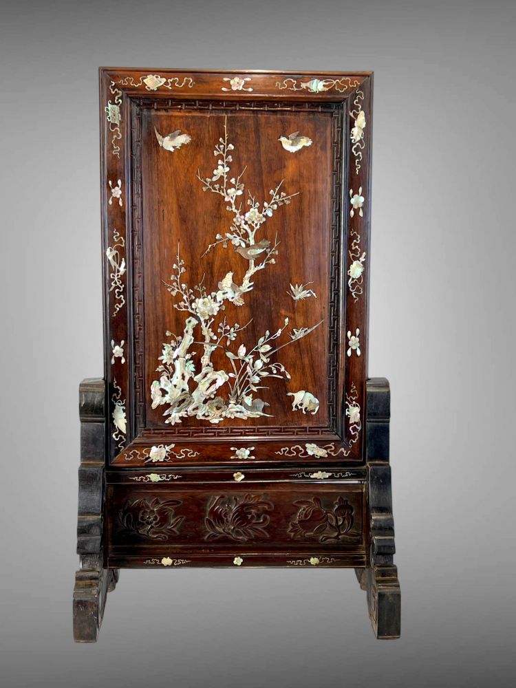 VIETNAM FIN XIXe / ECRAN DE TABLE EN BOIS INCRUSTÉ DE NACRE A DÉCOR D'OISEAUX