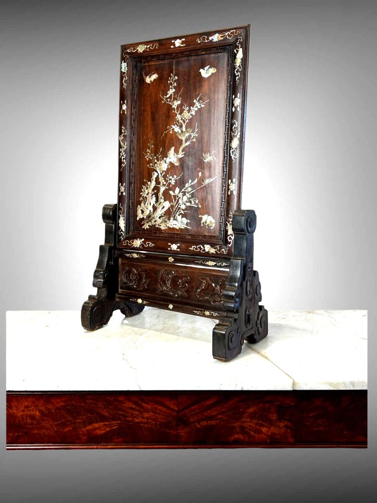 VIETNAM FIN XIXe / ECRAN DE TABLE EN BOIS INCRUSTÉ DE NACRE A DÉCOR D'OISEAUX