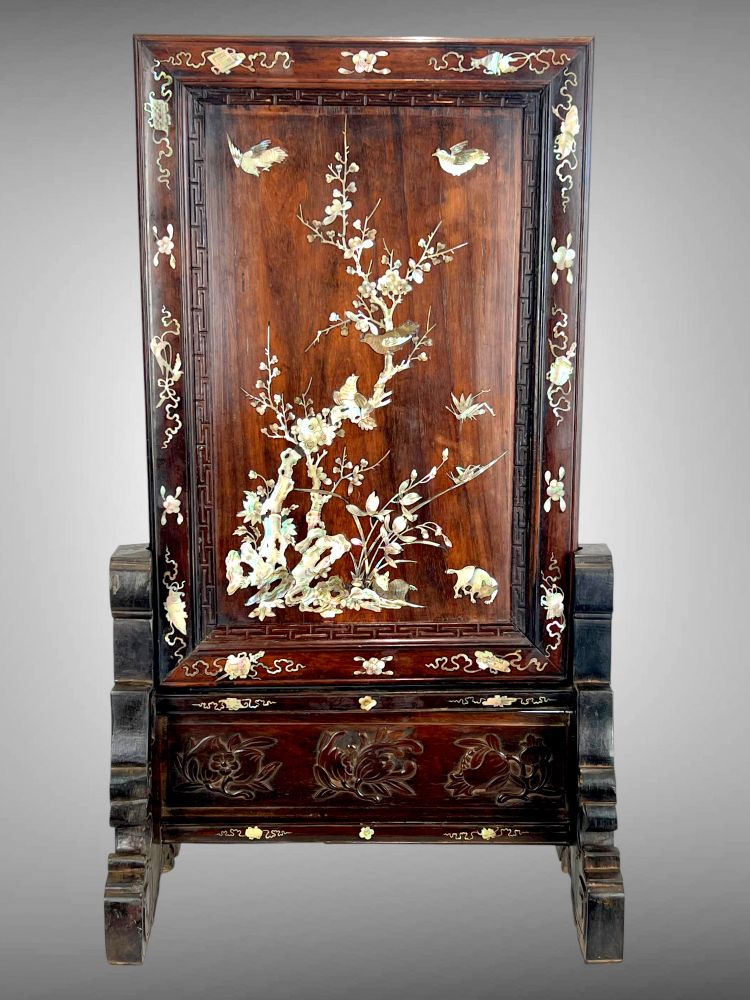 VIETNAM FIN XIXe / ECRAN DE TABLE EN BOIS INCRUSTÉ DE NACRE A DÉCOR D'OISEAUX