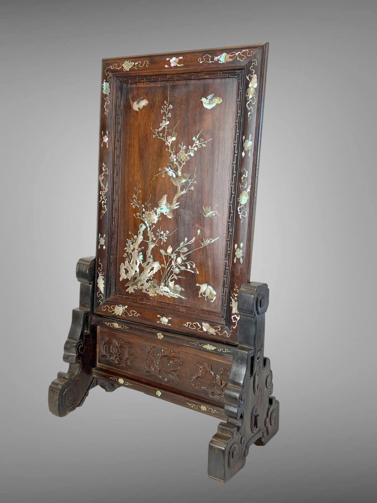 VIETNAM FIN XIXe / ECRAN DE TABLE EN BOIS INCRUSTÉ DE NACRE A DÉCOR D'OISEAUX