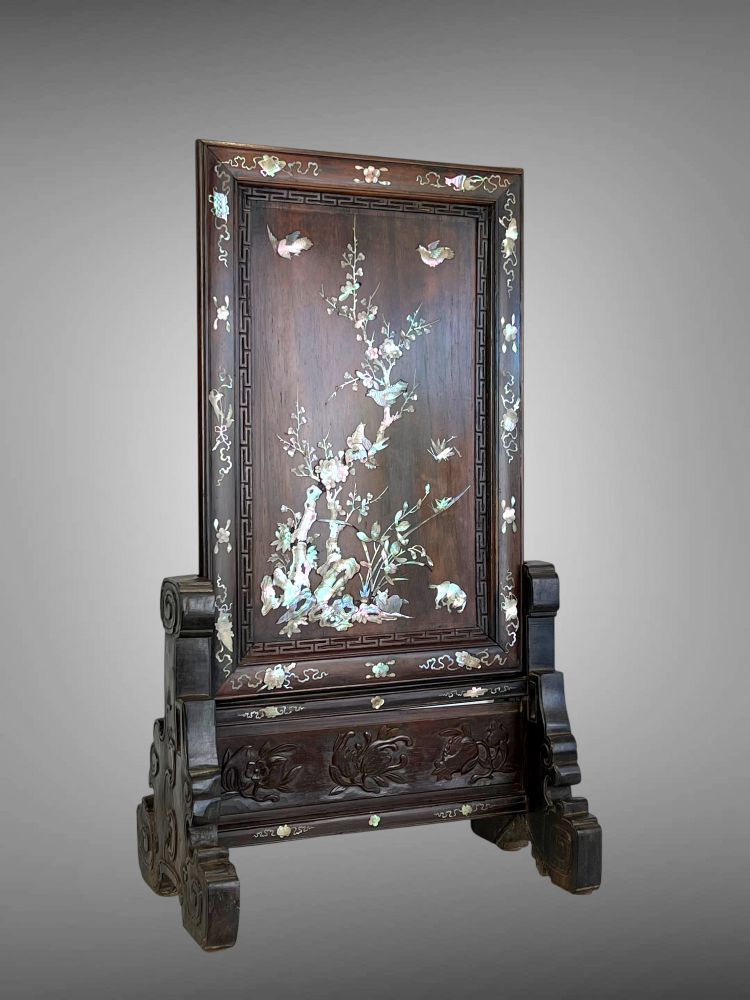 VIETNAM FIN XIXe / ECRAN DE TABLE EN BOIS INCRUSTÉ DE NACRE A DÉCOR D'OISEAUX