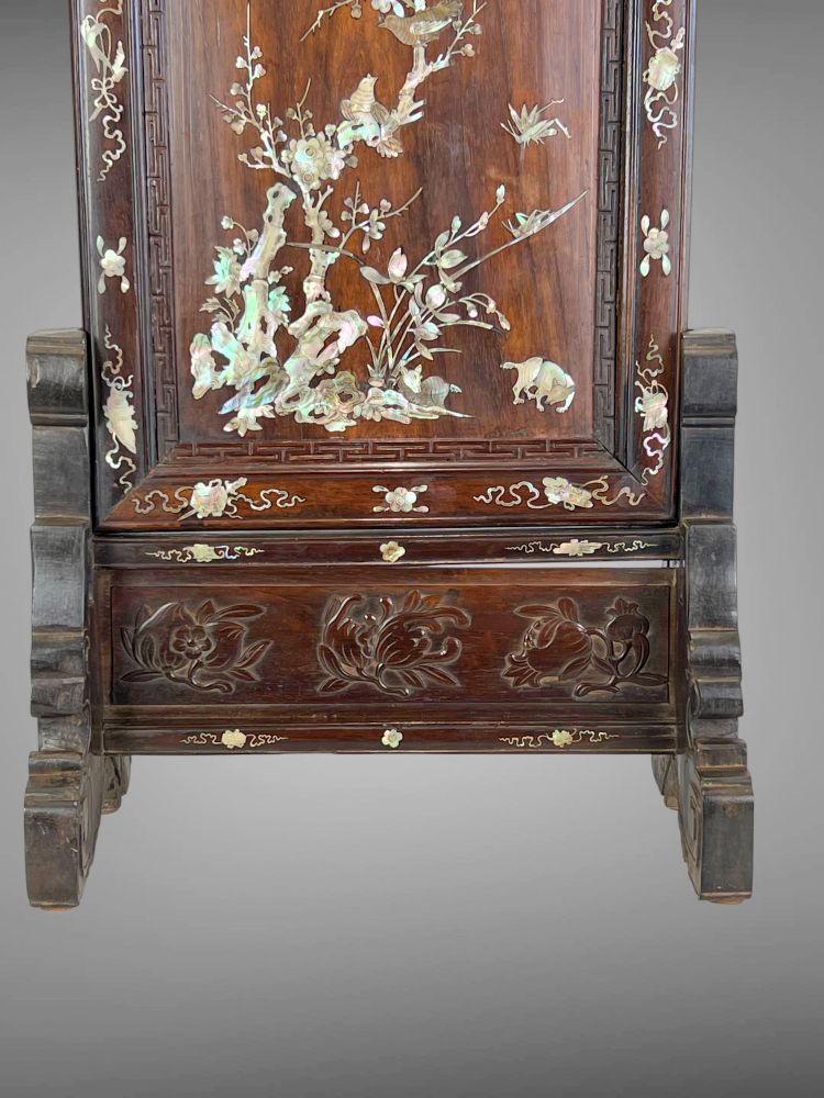 VIETNAM FIN XIXe / ECRAN DE TABLE EN BOIS INCRUSTÉ DE NACRE A DÉCOR D'OISEAUX