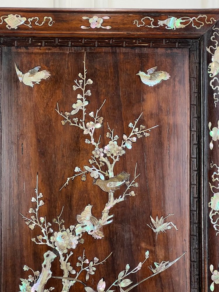VIETNAM FIN XIXe / ECRAN DE TABLE EN BOIS INCRUSTÉ DE NACRE A DÉCOR D'OISEAUX