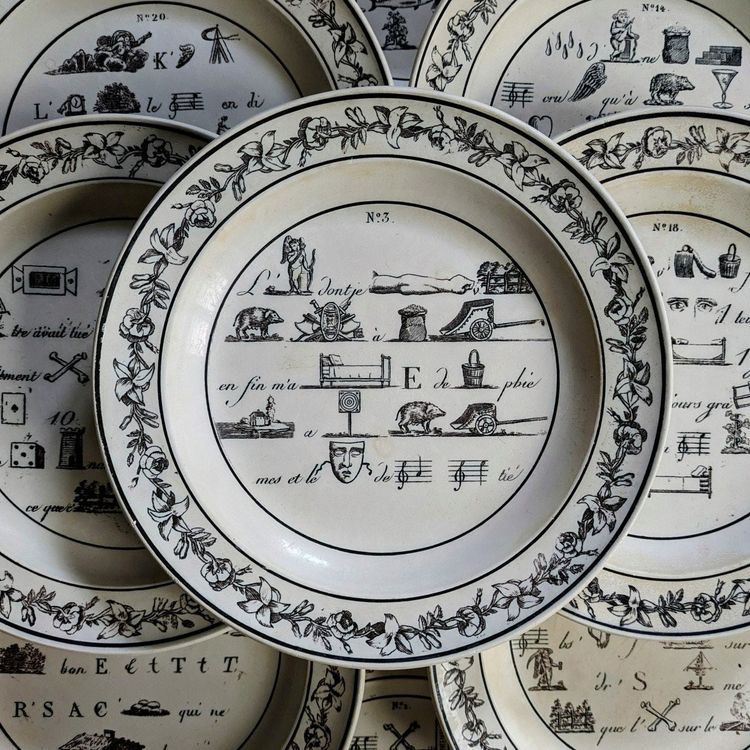 Montereau - Folge von 12 Tellern - Rebus-Dekor circa 1820
