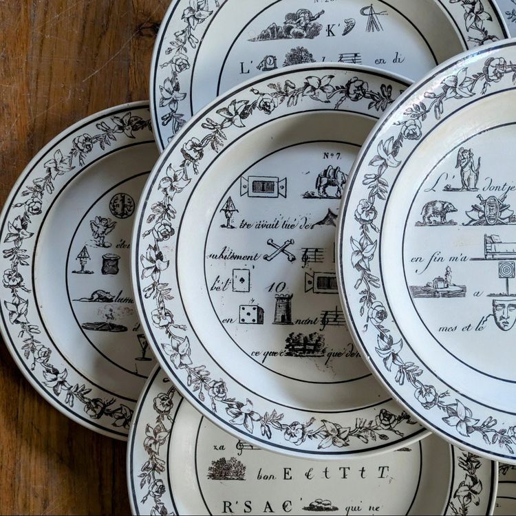 Montereau - Folge von 12 Tellern - Rebus-Dekor circa 1820
