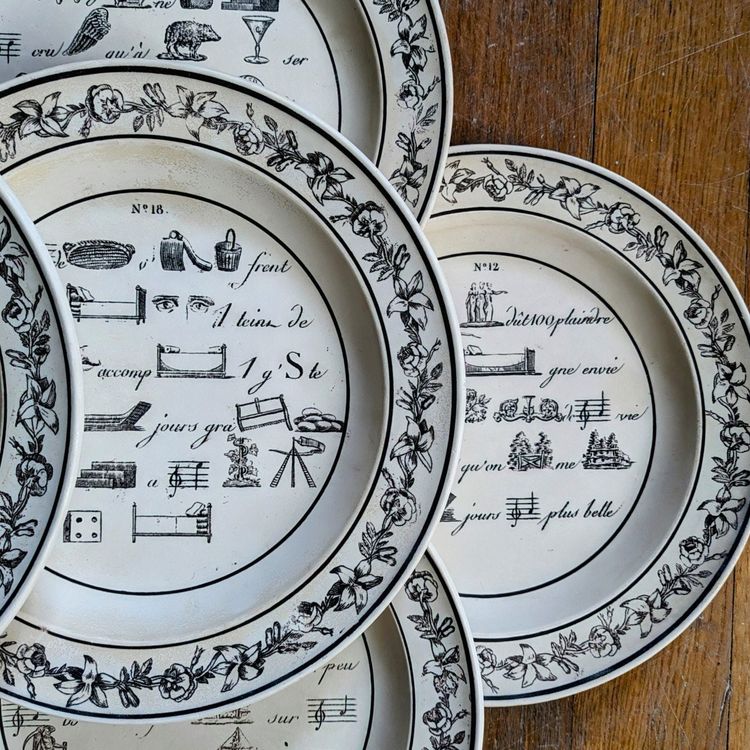 Montereau - Folge von 12 Tellern - Rebus-Dekor circa 1820