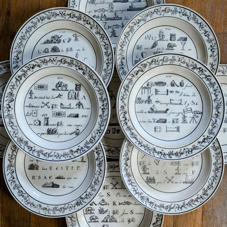 Montereau - Folge von 12 Tellern - Rebus-Dekor circa 1820