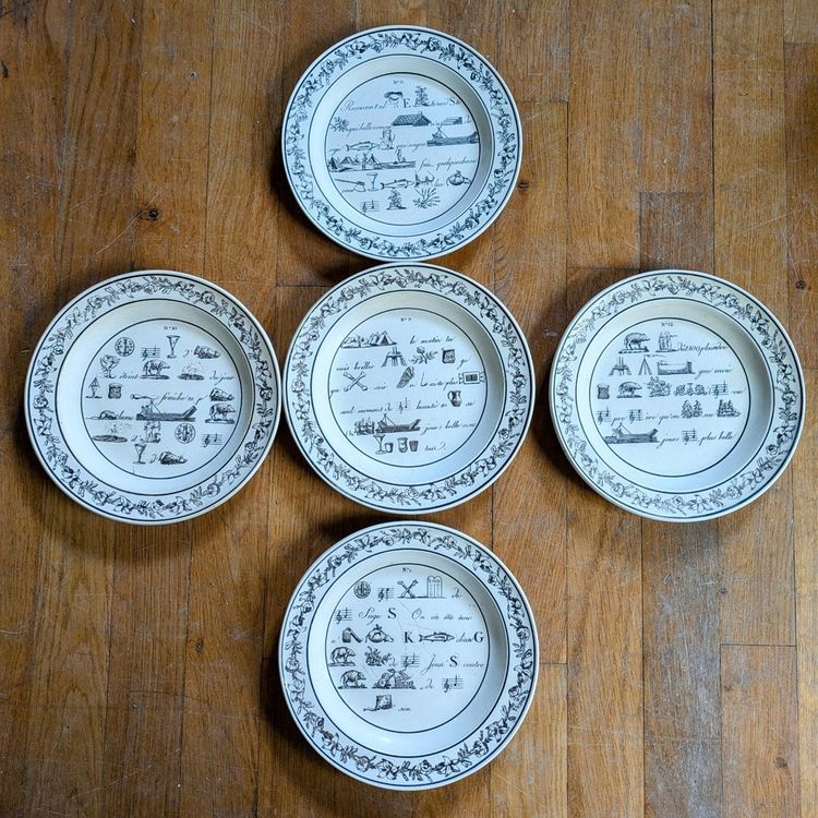 Montereau - Folge von 12 Tellern - Rebus-Dekor circa 1820