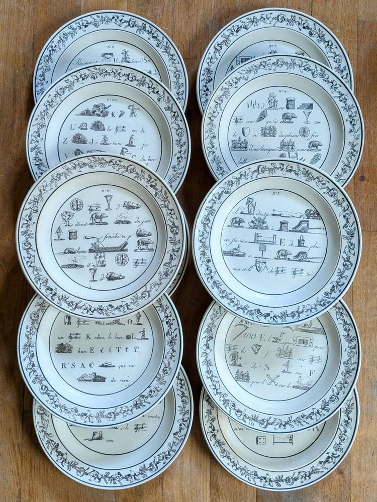 Montereau - Folge von 12 Tellern - Rebus-Dekor circa 1820