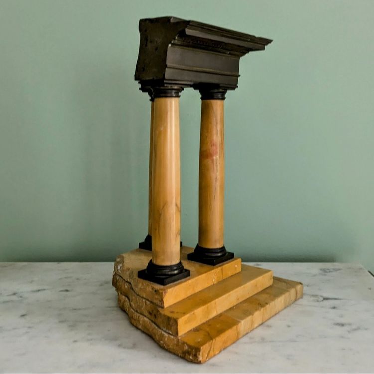 Grand Tour, vers 1830 - élément de surtout - fragment de temple dorique - marbre et bronze