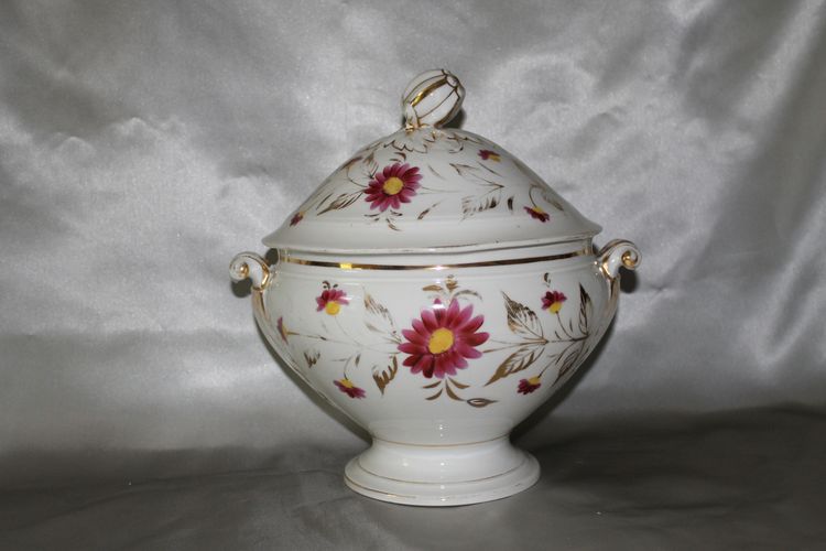 Soup tureen in porcelain of Paris with floral decoration Louis Philippe 19th century