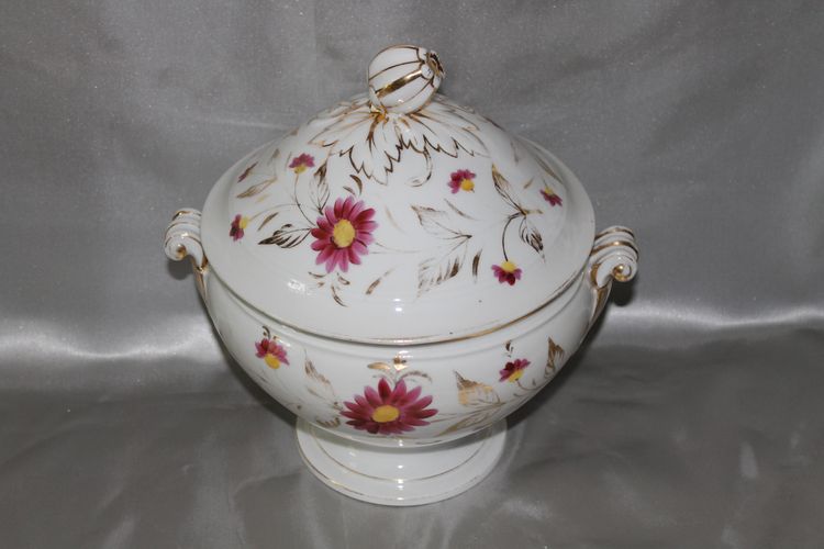 Soup tureen in porcelain of Paris with floral decoration Louis Philippe 19th century