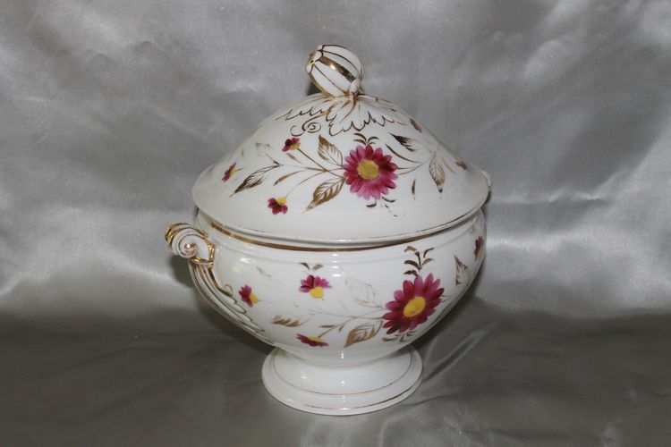 Soup tureen in porcelain of Paris with floral decoration Louis Philippe 19th century