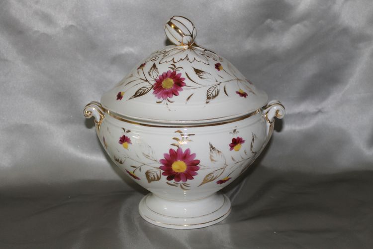 Soup tureen in porcelain of Paris with floral decoration Louis Philippe 19th century