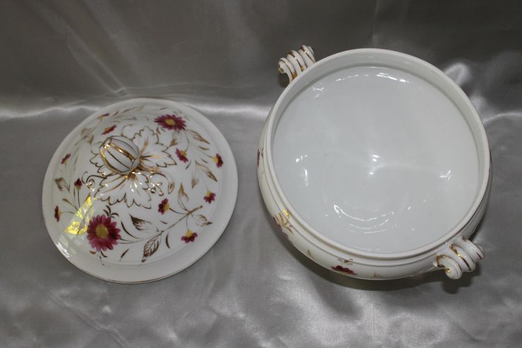 Soup tureen in porcelain of Paris with floral decoration Louis Philippe 19th century